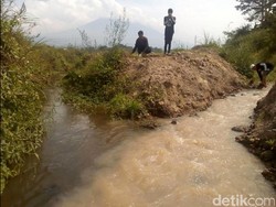 Penampakan Sungai yang Diduga Tercemar Tambang Galian Pasir Cimangkok