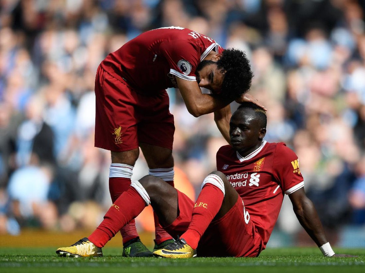 Sadio Mane (kanan) dikartu merah saat Liverpool dihancurkan Manchester City 0-5. Foto: Stu Forster/Getty Images