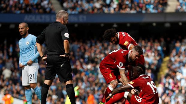 Sadio Mane tampak kecewa karena harus terkena kartu merah di babak pertama.