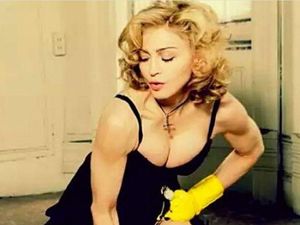 Madonna Pose Topless Usai Operasi Lutut