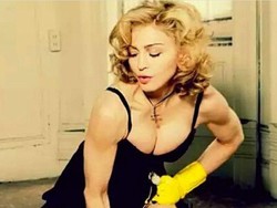 Madonna Pose Topless Usai Operasi Lutut