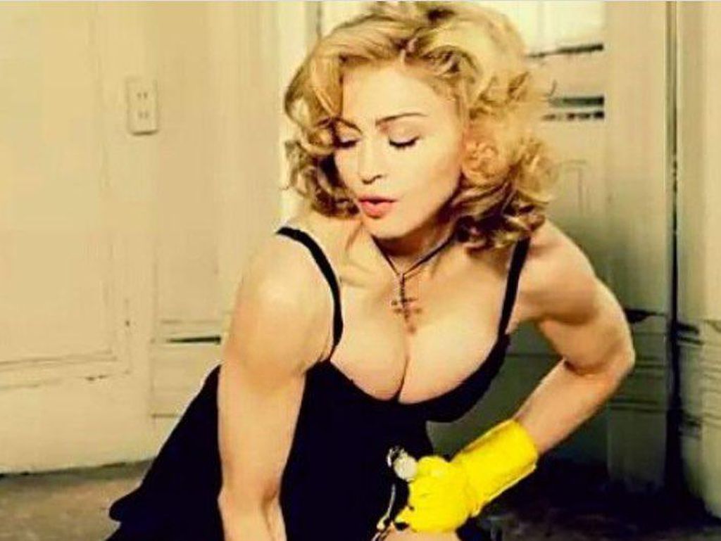 Madonna Pose Topless Usai Operasi Lutut Madonna Pose Topless Usai Operasi Lutut