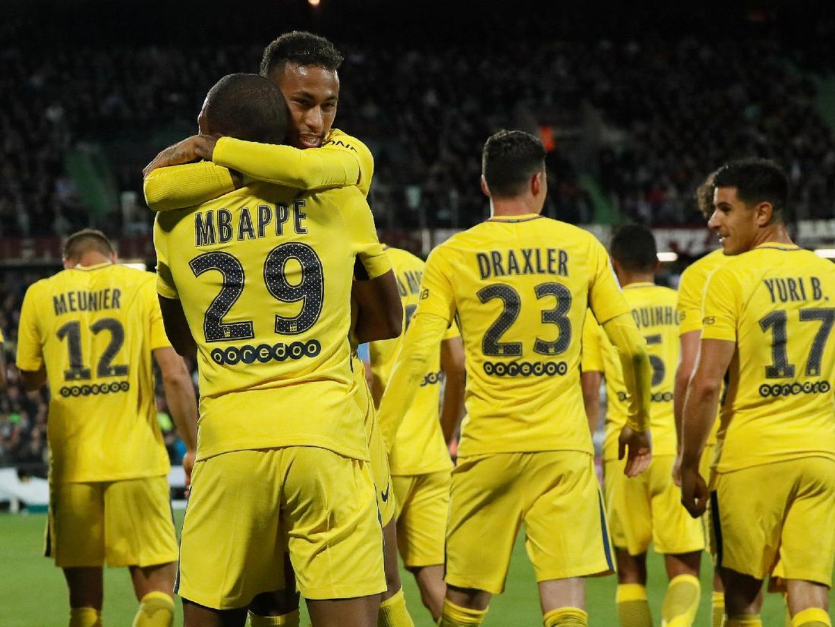 Neymar dan Kylian Mbappe di laga tandang Paris Saint-Germain melawan FC Metz (Foto: Gonzalo Fuentes/Reuters)
