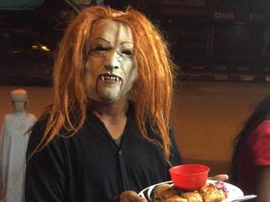 Beli Martabak Dilayani Hantu dan Tempat Makan yang Punya Area Bermain