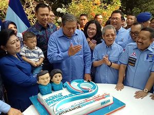 Momen Lucu Saat AHY dan Ibas Ikut Temani SBY Potong Kue HUT Demokrat
