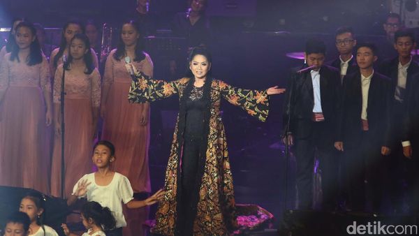 Penampilan Vina Panduwinata Si Burung Camar di Konser September Ceria