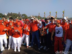 Saat Djarot Senam Sebelum Groundbreaking Club House di Stadion BMW