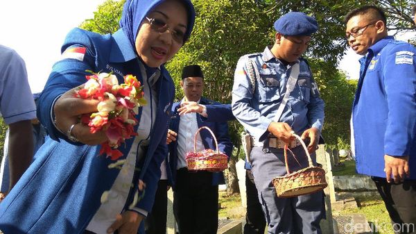 Melihat Sylviana Murni Ziarah di Kalibata dengan Jas Biru PD