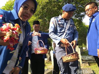 Melihat Sylviana Murni Ziarah di Kalibata dengan Jas Biru PD