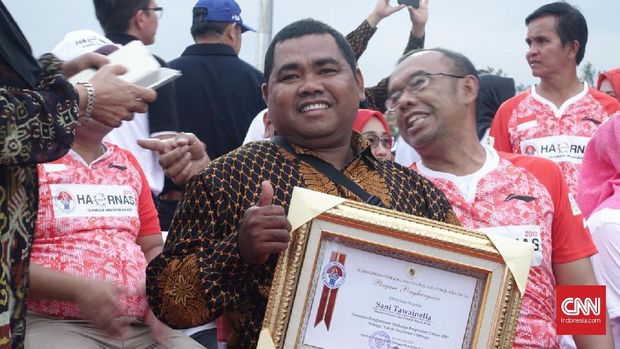 Sani Tawainella menerima penghargaan di upacara perayaan Haornas 2017.