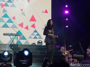Isyana Sukses Hibur Penggemar di Line Concert 2017 Isyana Sukses Hibur Penggemar di Line Concert 2017