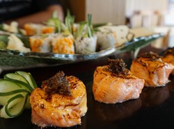 Gimana Ya Rasanya Sushi yang Diracik dengan Sambal Roa?