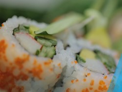 Begini Cara Bikin California Roll Sushi