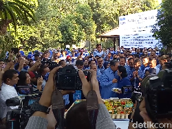 Muach! SBY Cium Mesra Kening Bu Ani di Hari Ulang Tahun Ke-68