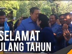 Berulang Tahun, SBY Cium Kening Ibu Ani dengan Mesra