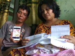 Pelukan Erat Ibunda Bawa Jenazah Debora dari RS dengan Motor