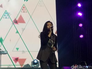 Penampilan Isyana Sarasvati Bikin Penonton Ikut Nyanyi Bareng Penampilan Isyana Sarasvati Bikin Penonton Ikut Nyanyi Bareng