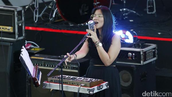 Menyambut Senja Bersama Danilla