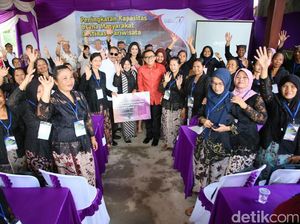 Saat Menteri Pariwisata Bagi-bagi Hadiah di Banyuwangi