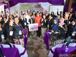 Saat Menteri Pariwisata Bagi-bagi Hadiah di Banyuwangi