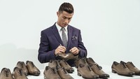 Ronaldo selalu tampil necis di setiap kesempatan. Kalau mau seperti Ronaldo, Anda bisa membeli, salah satunya, sepatu CR7 Footwear. (ist.)