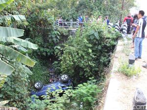 Sopir Nyetir Sambil Main HP, Mobil Katana Nyemplung Parit