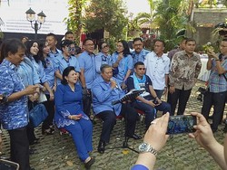 Meriah! SBY Nyanyi Bujangan di Hari Ulang Tahun Ke-68