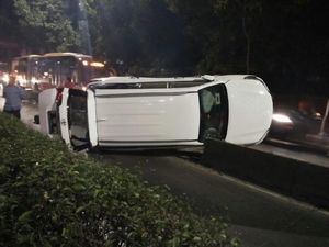 Gara-gara Sopir Ngantuk, Mobil Fortuner Tabrak Separator Busway