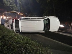 Gara-gara Sopir Ngantuk, Mobil Fortuner Tabrak Separator Busway