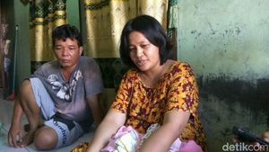 Baju Bayi dan Foto Kenangan Debora yang Digenggam Ibunda