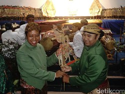 Rayakan Ultah, Ketum PPP Nanggap Wayang Kulit di Palembang