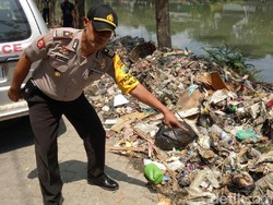 Seorang Pencari Cacing Temukan Mayat Bayi di Tumpukan Sampah