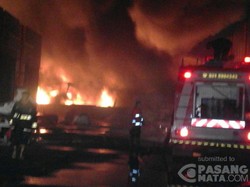 13 Jam Berlalu, Kebakaran Pabrik Plastik di Kosambi Belum Padam