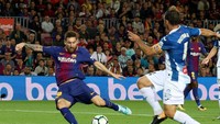 Dalam pertandingan di Camp Nou, Minggu (10/9/2017) dinihari WIB, Barca memetik kemenangan 5-0. Gol pertama Messi dibukukan pada menit ke 26. (Foto: Albert Gea/Albert Gea)