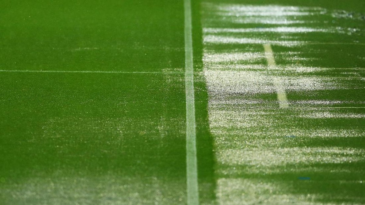 Ilustrasi lapangan sepakbola yang tergenang air. (Foto: Richard Heathcote/Getty Images Sport)