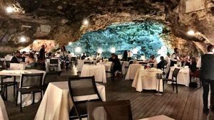 Penasaran Rasanya Makan di Dalam Gua? Lihat Dulu 10 Restoran Nuansa Bawah Tanah Ini