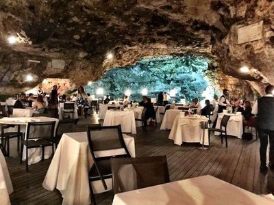 Penasaran Rasanya Makan di Dalam Gua? Lihat Dulu 10 Restoran Nuansa Bawah Tanah Ini