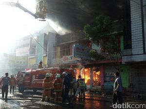 Kawasan Pertokoan di Pasuketan Cirebon Terbakar