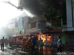Kawasan Pertokoan di Pasuketan Cirebon Terbakar