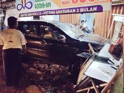Gerobak Bubur Ayam Hancur Ditabrak Taksi Online di Jaktim