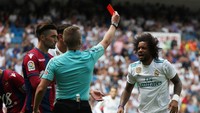 Di menit-menit akhir pertandingan, tepatnya pada menit ke-89, Madrid malah harus bermain dengan 10 orang setelah Marcelo dikartu merah wasit Alejandro Hernandez. Saat pertandingan tuntas, Madrid pun harus puas dengan hasil imbang. (Foto: REUTERS/Susana Vera)