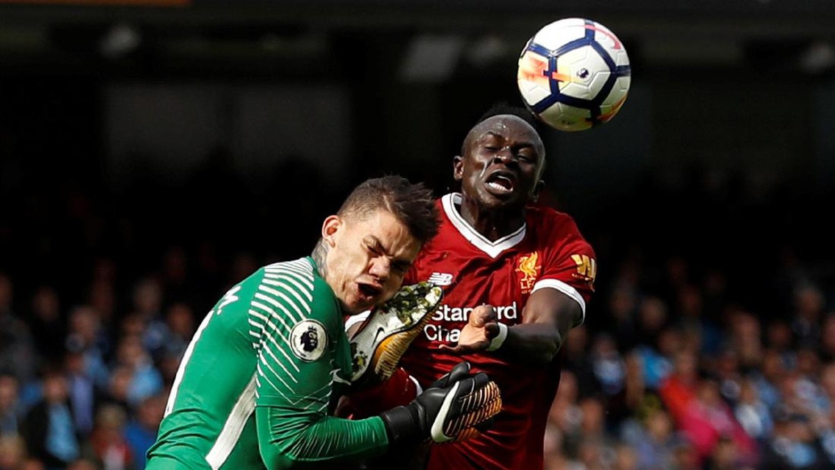Sadio Mane menerjang Kiper Manchester City Ederson beberapa waktu lalu (Lee Smith/Reuters)