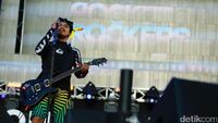 Uniknya Aksi Panggung Rocket Rockers Pakai Baju Selam di Soundrenaline 2017