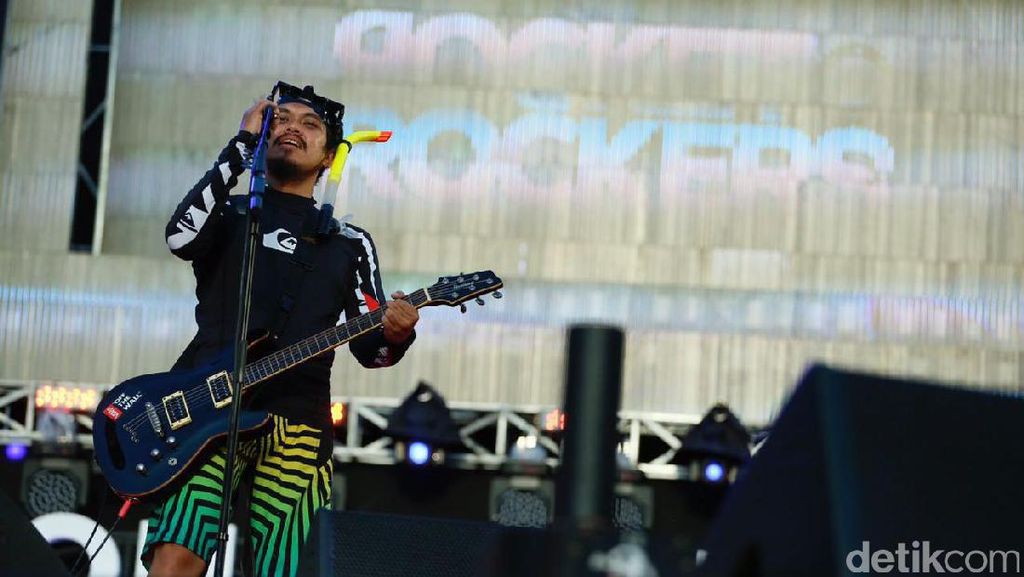 Uniknya Aksi Panggung Rocket Rockers Pakai Baju Selam di Soundrenaline 2017 Uniknya Aksi Panggung Rocket Rockers Pakai Baju Selam di Soundrenaline 2017
