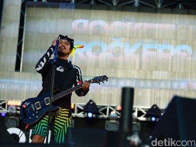 Uniknya Aksi Panggung Rocket Rockers Pakai Baju Selam di Soundrenaline 2017
