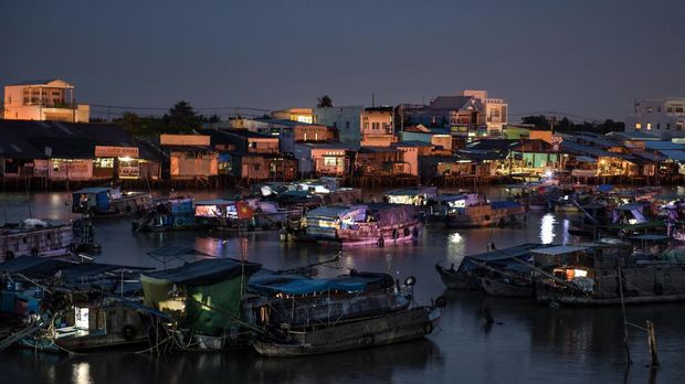 In this July 17, 2017 photograph, boats lie anchored in a canal off the Song Hau river in the floating Cai Rang market in Can Tho, a small city of the Mekong Delta. Once reportedly two kilometres long, the Cai Rang market is a shadow of its former self. There are about 300 boats on the water now, down from 550 in 2005, according to the local tourism office. / AFP PHOTO / Roberto SCHMIDT / TO GO WITH Vietnam-lifestyle-market-tourism, FEATURE by Jenny VAUGHAN