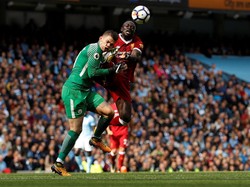 Beda Pandangan Gary Neville dan Jamie Carragher soal Kartu Merah Mane