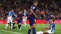 Messi berlari ke arah Jordi Alba. Dalam pertandingan ini, Alba menjadi arsitek dua gol Messi. (Foto: Albert Gea/Reuters)