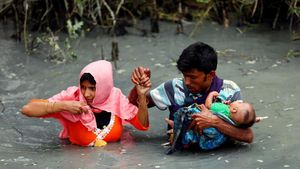Potret Memilukan Etnis Rohingya Lewati Rawa dengan Membawa Bayi