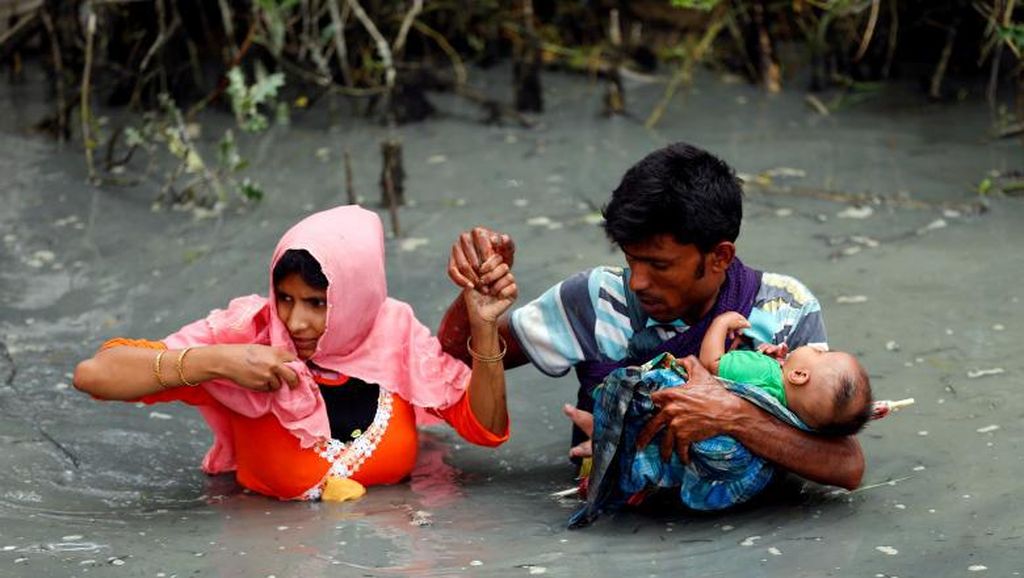 Potret Memilukan Etnis Rohingya Lewati Rawa dengan Membawa Bayi Potret Memilukan Etnis Rohingya Lewati Rawa dengan Membawa Bayi
